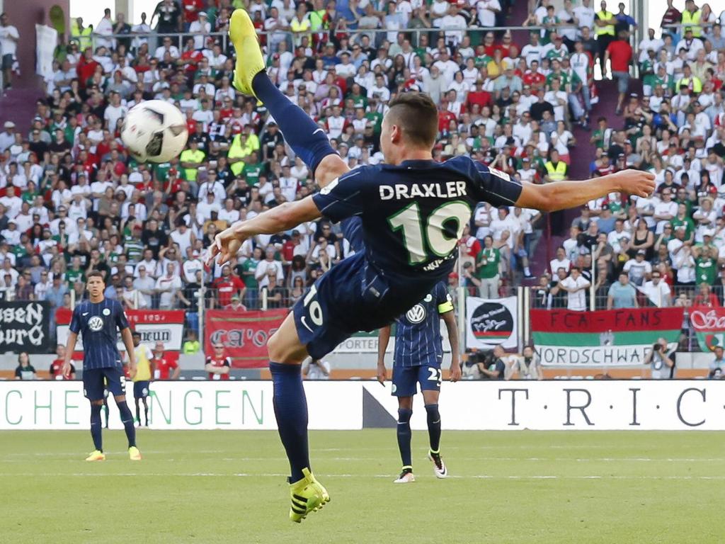 Julian Draxler hebt ab - zum Fallrückzieher Julian Draxler hebt ab - zum Fallrückzieher