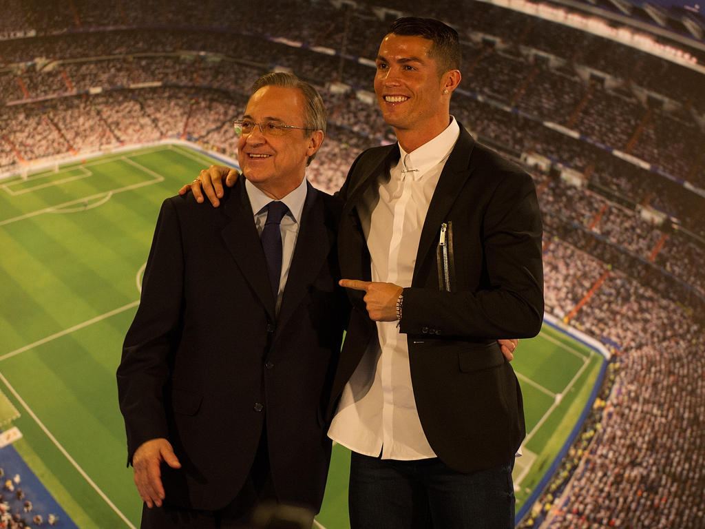 Cristiano Ronaldo posa en una renovación con Florentino. (Foto: Getty)
