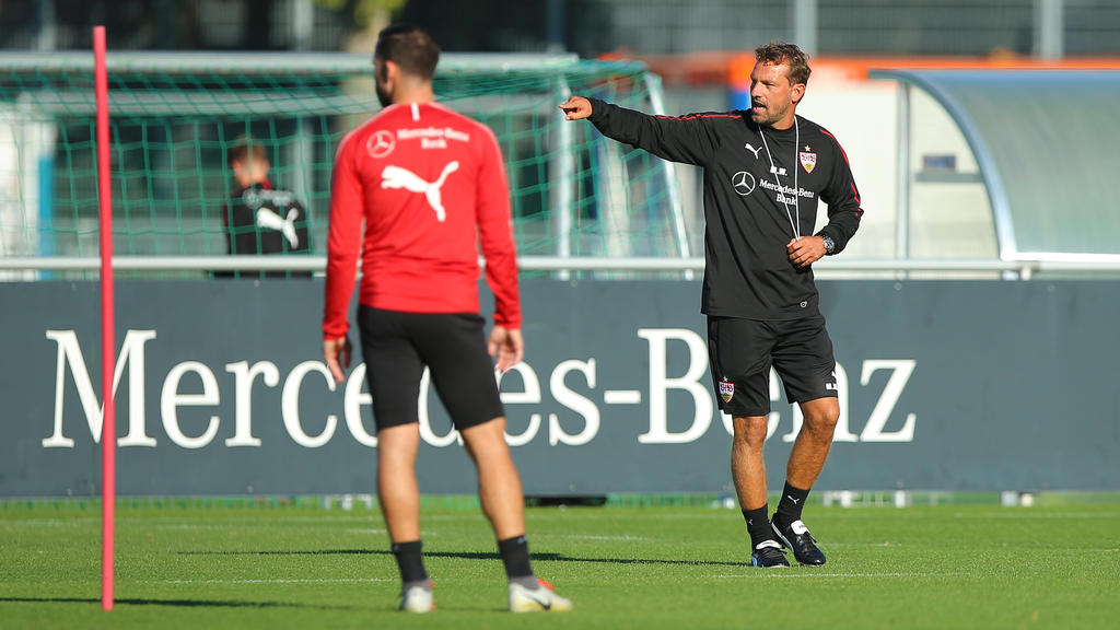 VfB-Trainer Markus Weinzierl beim Training der Stuttgarter