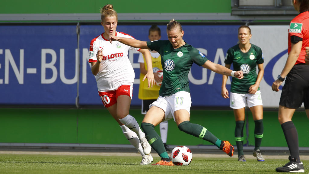Alexandra Popp (r.) hat sich für einen Verbleib in Wolfsburg entschieden
