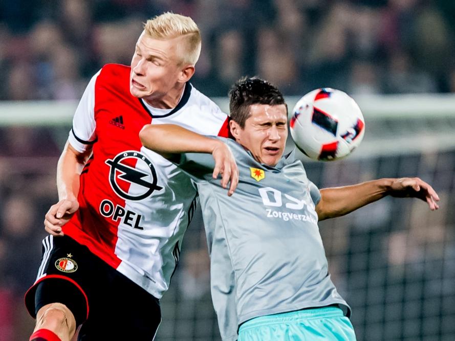 Lucas Woudenberg (l.) vecht een duel uit met Danilo Pantić (r.) tijdens het bekerduel Feyenoord - Excelsior (26-10-2016).