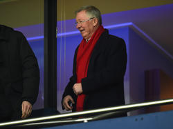Sir Alex Ferguson hält den Walther-Bensemann-Ehrenpreis in die Höhe