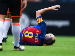Iniesta se retuerce sobre el césped de Mestalla tras recibir el golpe. (Foto: Getty)