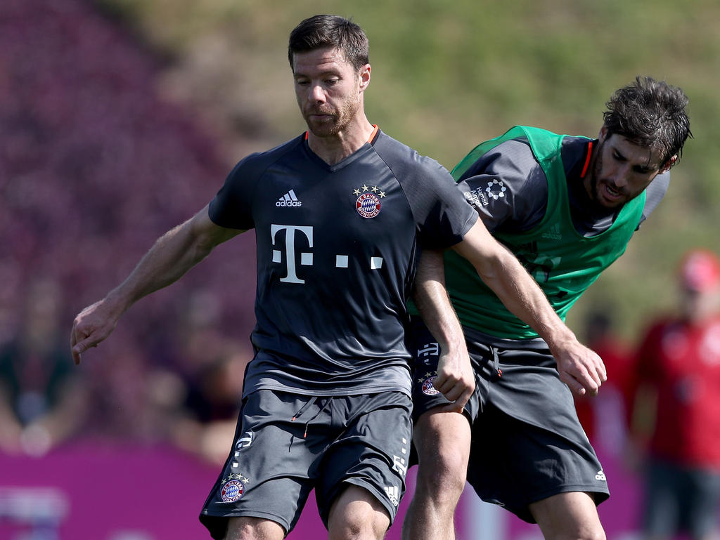 Bayern-Defensivspezialist Xabi Alonso (vorn) hat eine Sorge weniger