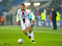 Memphis dribbelt met de bal aan de voet bij zijn debuut voor Olympique Lyon. (22-01-2017)