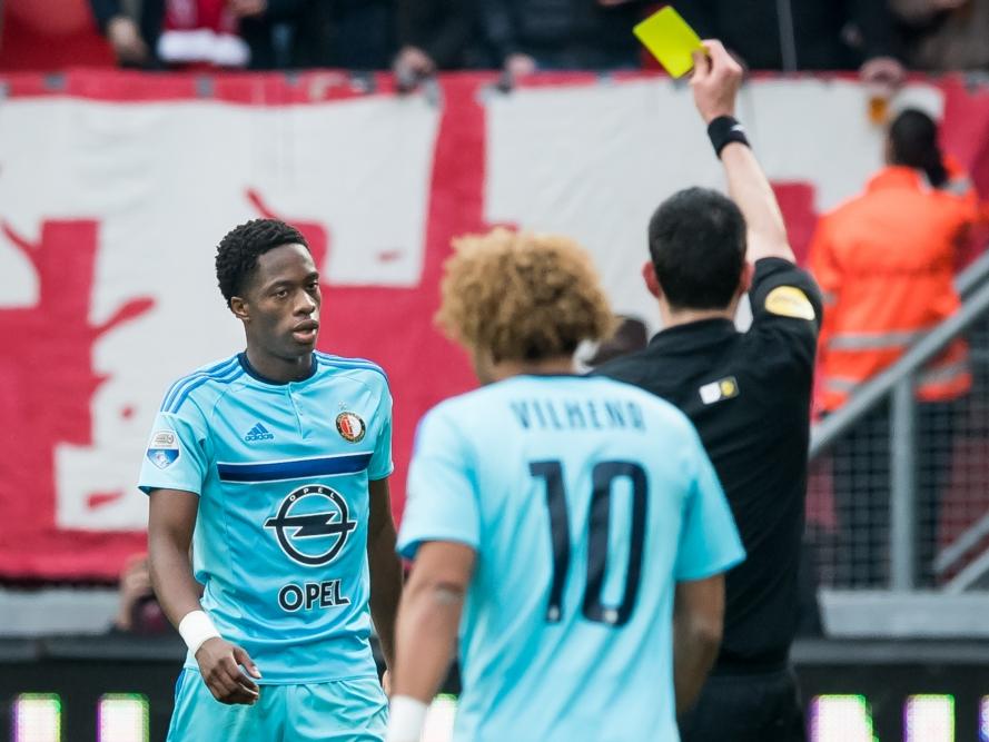 Terence Kongolo (l.) krijgt geel van scheidsrechter Dennis Higler (r.) tijdens het competitieduel FC Twente - Feyenoord (05-02-2017).