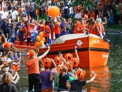 De OranjeLeeuwinnen worden gehuldigd door de grachten van Utrecht na het winnen van WEURO 2017. (07-08-2017)
