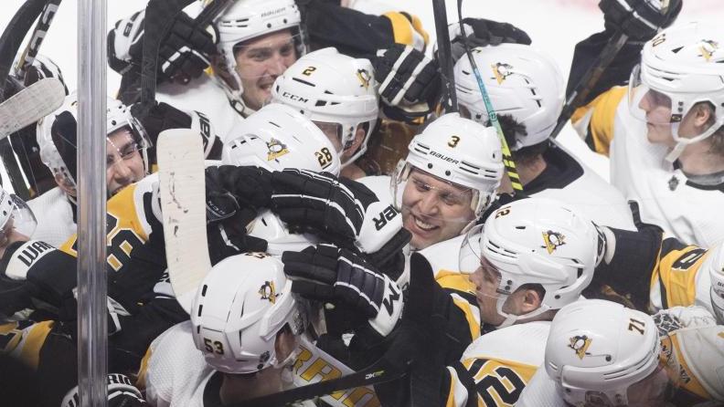 Die Spieler der Pittsburgh Penguins feiern ihren Sieg über die Montréal CanadiensCanadian Press/dpa Die Spieler der Pittsburgh Penguins feiern ihren Sieg über die Montréal CanadiensCanadian Press/dpa