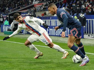Lucas Paqueta (l.) im Einsatz für Olympique Lyon (gegen Kylian Mbappé von Paris Saint-Germain).