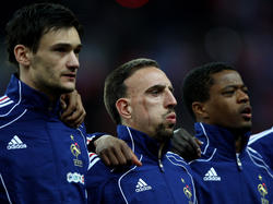 Frankreich und Europas Fußballer des Jahres Franck Ribery (m) bleiben auch gegen Georgien ohne Sieg