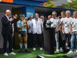 FIFA-Präsident Gianni Infantino (l) spricht bei der Gedenkveranstaltung in Doha