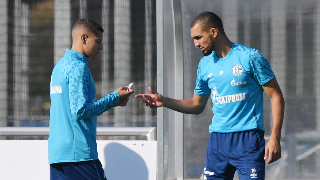 Amine Harit (li.) und Nabil Bentaleb spielen gemeinsam beim FC Schalke 04