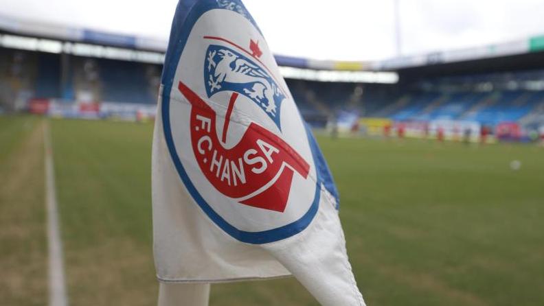Für das Heimspiel von Hansa Rostock gegen den Halleschen FC sollen 777 Zuschauer zugelassen werden