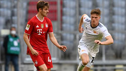Josip Stanisic (l.) könnte seinen auslaufenden Vertrag beim FC Bayern verlängern