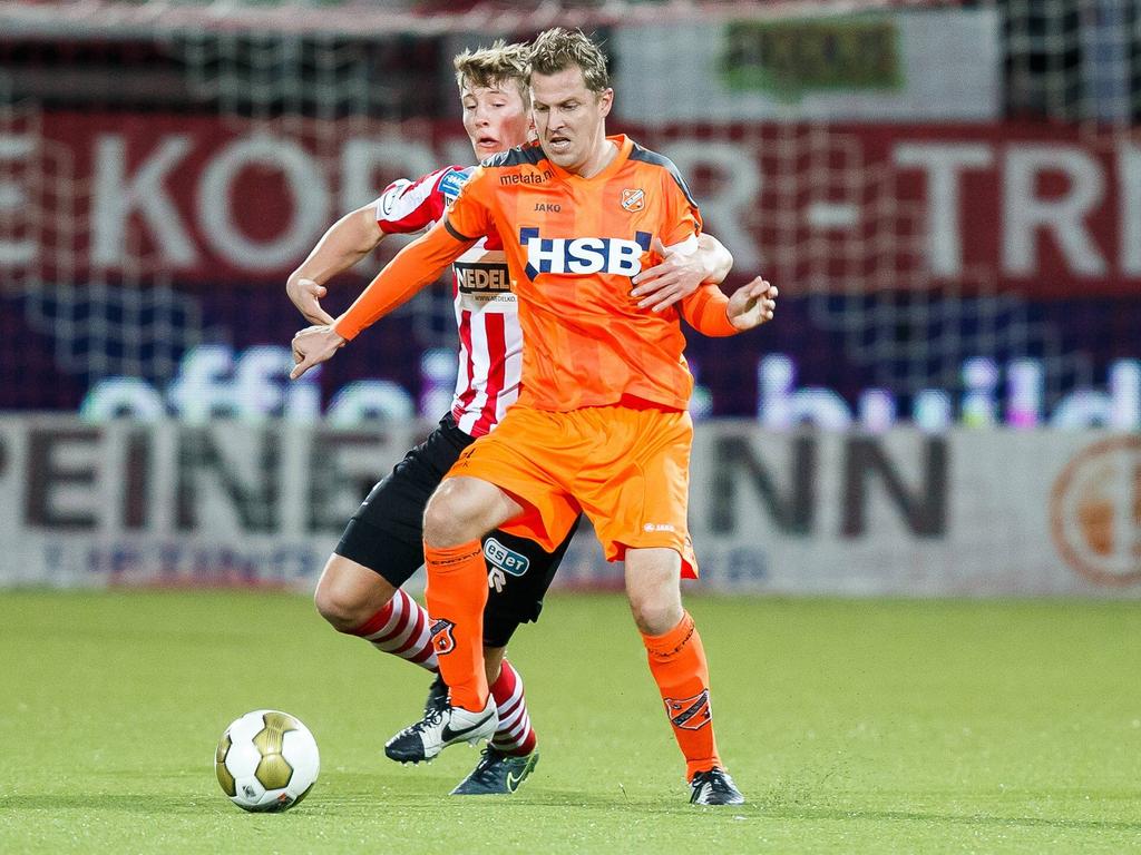 Rick Ketting (l.) hijgt in de nek van Henny Schilder (r.) tijdens de Jupiler League-topper tussen Sparta Rotterdam en FC Volendam. (04-12-2015)