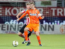 Rick Ketting (l.) hijgt in de nek van Henny Schilder (r.) tijdens de Jupiler League-topper tussen Sparta Rotterdam en FC Volendam. (04-12-2015)