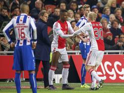 V.l.n.r: Frank de Boer, Riechedly Bazoer, Joost van Aken en Donny van de Beek. Trainer De Boer besluit tegen sc Heerenveen om Bazoer zijn rentree te gunnen. De middenvelder stond buitenspel met een blessure en zag dat vervanger Van de Beek het meer dan prima opving. (05-12-2015)