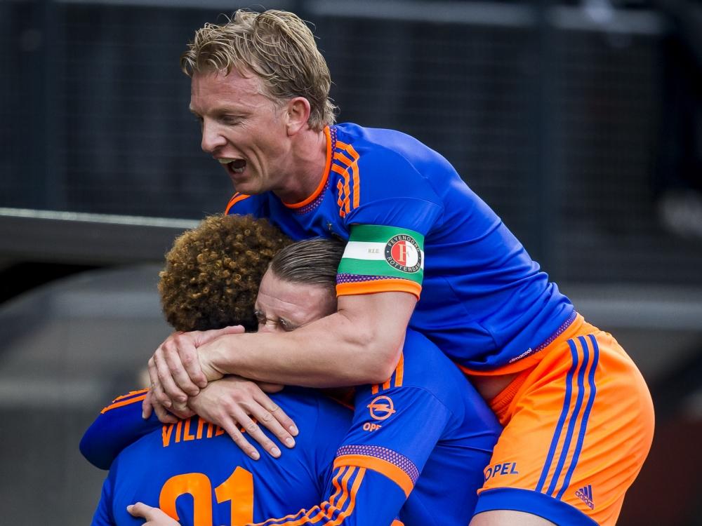 Dirk Kuyt (r.) werpt zich op de feestvierende Feyenoorders, nadat Tonny Vilhena (l.) de 0-1 heeft gescoord tegen NEC. (20-12-2015)