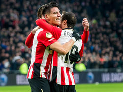 Op aangeven van Andrés Guardado (r.) zorgt Héctor Moreno (m.) dat PSV op gelijke hoogte komt met FC Twente. (24-01-2016)