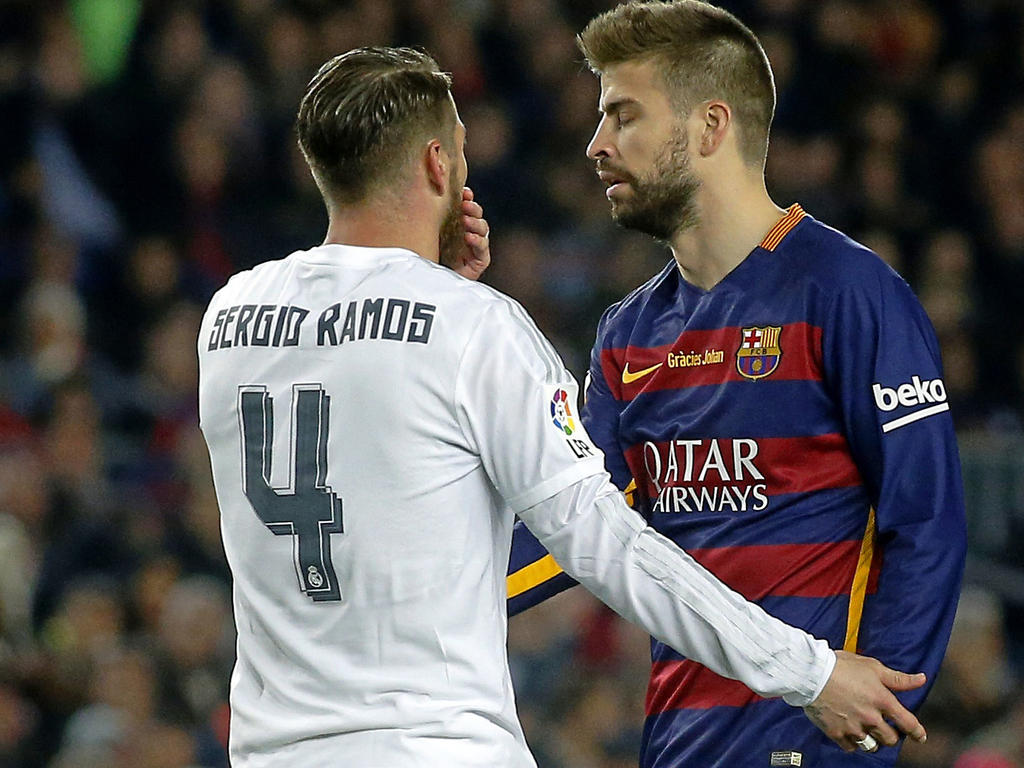 Sergio Ramos (l.) en Gerard Piqué discussiëren tijdens het competitieduel FC Barcelona - Real Madrid (02-04-2016).