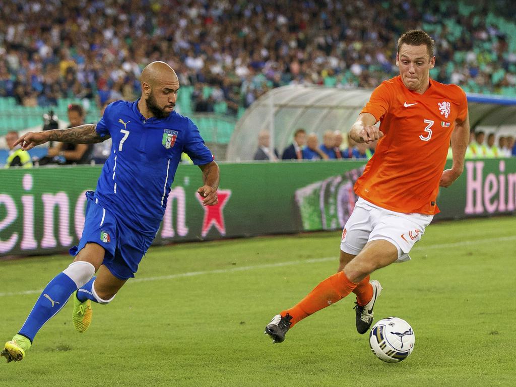 Stefan de Vrij (r.) probeert de Italiaanse international Simone Zaza (l.) van zich af te houden (04-09-2014). Stefan de Vrij (r.) probeert de Italiaanse international Simone Zaza (l.) van zich af te houden (04-09-2014).