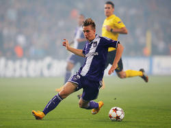 Dennis Praet mag de bal controleren tijdens het Champions League-duel RSC Anderlecht - Borussia Dortmund. (01-10-2014)