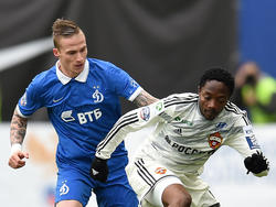 Alexander Büttner probeert Ahmed Musa van de bal te krijgen tijdens Dinamo Moskou - CSKA Moskou. (09-11-14)