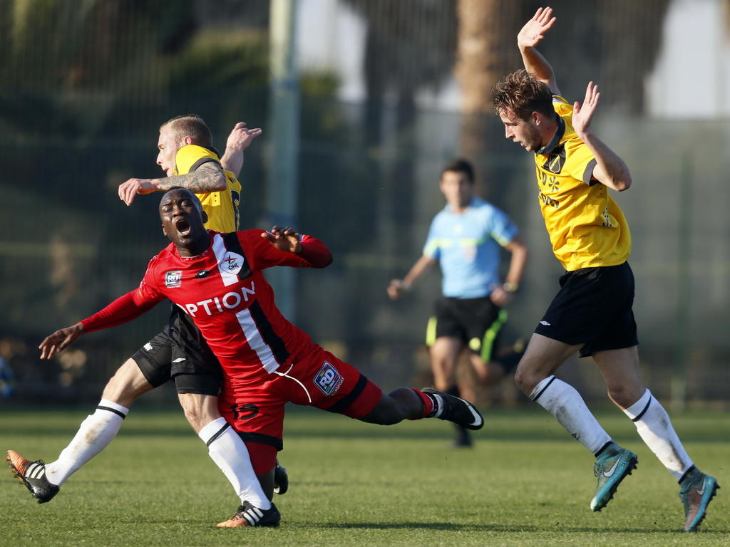 Joeri de Kamps (l.) gaat in de oefenwedstrijd van NAC Breda tegen Oud-Heverlee Leuven hard door op Ibrahim Somé (m.) Jesse van Bezooijen geeft aan dat het geen overtreding is. (08-01-2015)