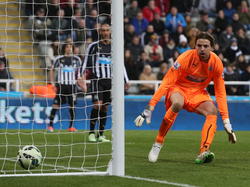 Tim Krul van Newcastle United ziet de bal in de goal gaan door slecht uitverdedigen. (03-04-2015)