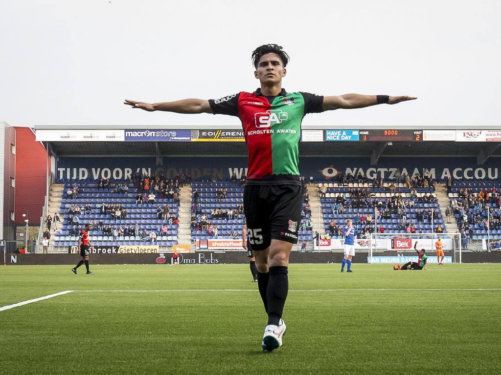 Navarone Foor viert een treffer tijdens het competitieduel FC Den Bosch - NEC Nijmegen. (24-04-2015)
