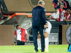 Rick Karsdorp vertrekt met de staart tussen de benen van het veld in De Kuip. De verdediger van Feyenoord krijgt in de wedstrijd tegen FC Utrecht de eerste rode kaart van het seizoen 2015/2016. (08-08-2015)