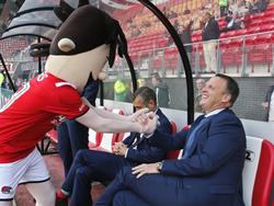 John van den Brom krijgt een handdruk van de mascotte van AZ. De oefenmeester kan wel lachen om de clubmascotte. (04-10-2015)