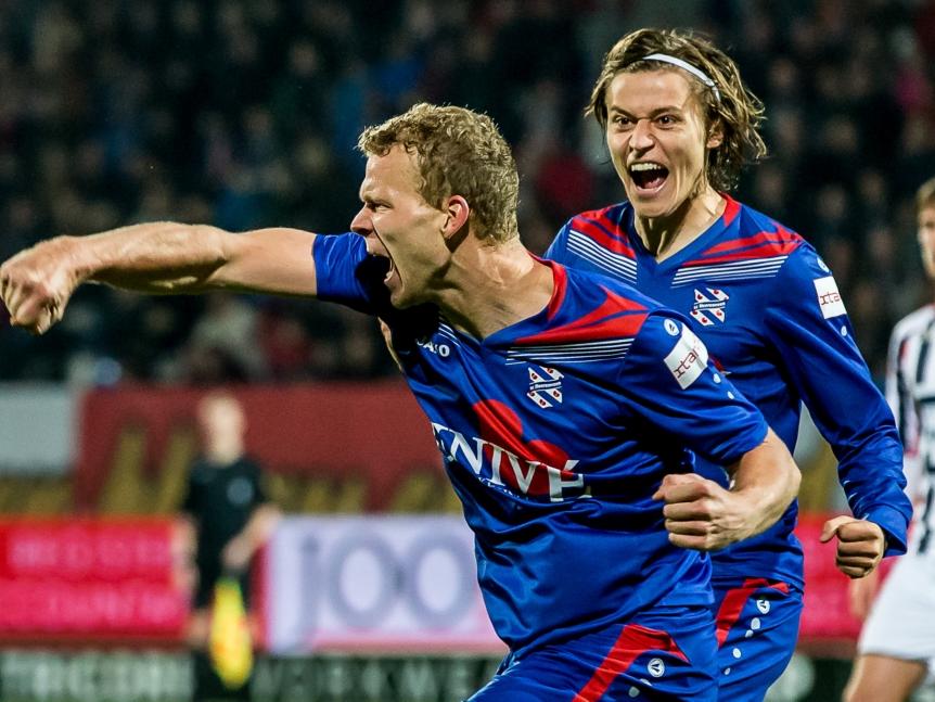 De lange Henk Veerman (l.) juicht nadat hij Heerenveen met zijn doelpunt op gelijke hoogte heeft gebracht met Willem II. (24-10-2015)
