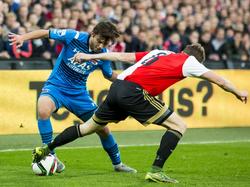 Joris van Overeem (l.) probeert naar zijn rechterbeen te kappen, maar Jan-Arie van der Heijden (r.) steekt daar een voetje voor tijdens Feyenoord - AZ. (25-10-2015)
