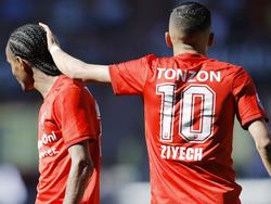 Jerson Cabral (l.) wordt getroost door Hakim Ziyech (r.) tijdens het competitieduel FC Twente - Vitesse (08-05-2016).