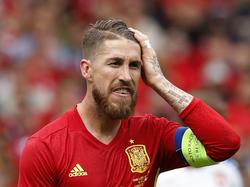Sergio Ramos geeft zichzelf een aai over zijn bol tijdens het EK-duel Spanje - Tsjechië (13-06-2016).