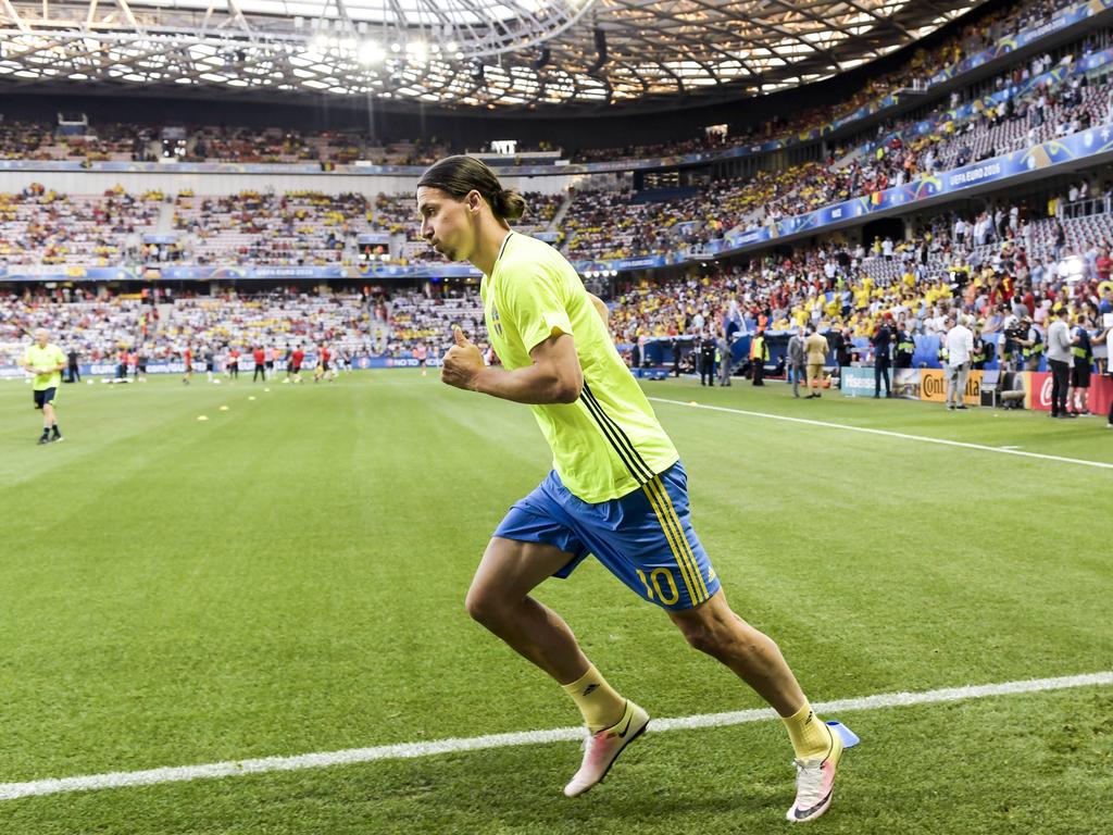 Zlatan Ibrahimovic lässt die Muskeln spielen
