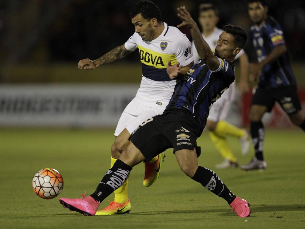 Carlos Tévez (izq.) pugna con Tellechea en el partido de semifinales. (Foto: Imago) Carlos Tévez (izq.) pugna con Tellechea en el partido de semifinales. (Foto: Imago)