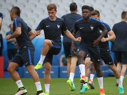 Samuel Umtiti (r.) könnte gegen Island zum ersten Mal für die französische Nationalmannschaft auflaufen