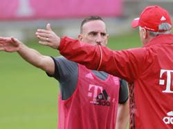 Franck Ribéry is in overleg met hoofdtrainer Carlo Ancelotti tijdens een training van Bayern München. (14-07-2016)