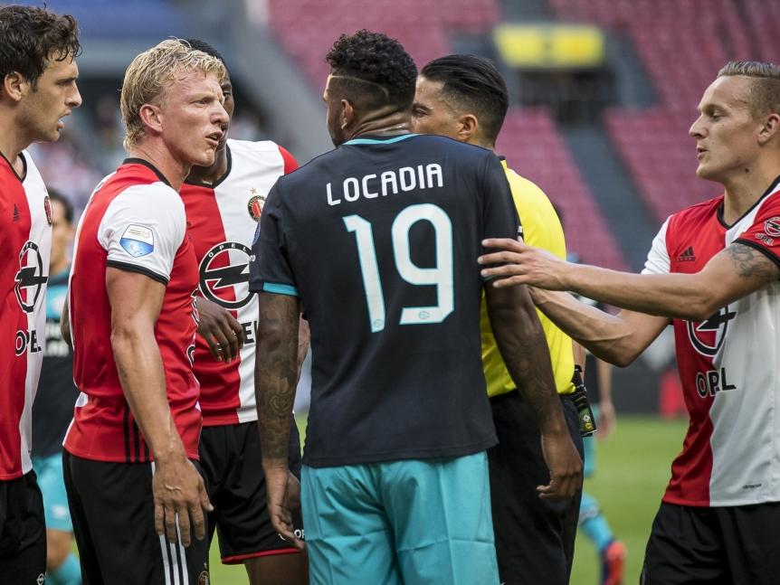 De spelers van Feyenoord zijn het niet eens met de gegeven strafschop en protesteren bij scheidsrechter Serdar Gözübüyük. Jens Toornstra (r.) houdt Jürgen Locadia(m.) en Dirk Kuyt uit elkaar. (31-07-2016)