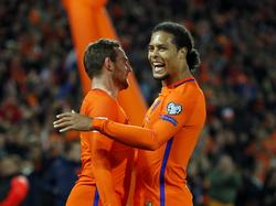 Vincent Janssen (l.) en Virgil van Dijk (r.) kunnen juichen tijdens het WK-kwalificatieduel Nederland - Wit-Rusland (07-10-2016).