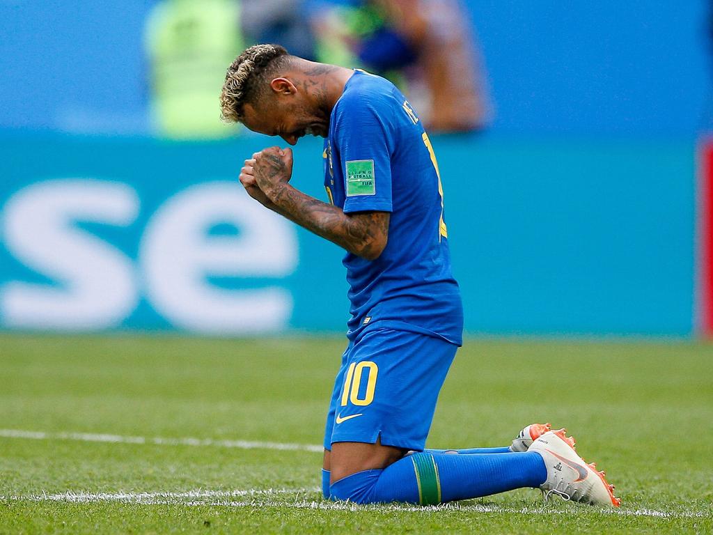 Neymar reza tras terminar el duelo contra Costa Rica. (Foto: Getty)