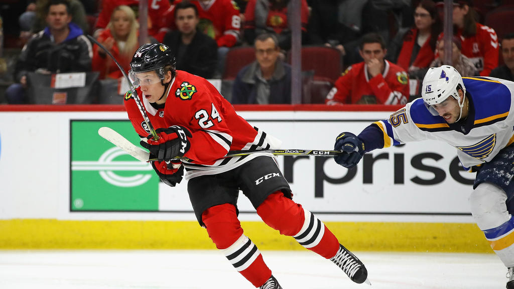 Dominik Kahun (l.) siegte mit den Chicago Blackhawks Dominik Kahun (l.) siegte mit den Chicago Blackhawks