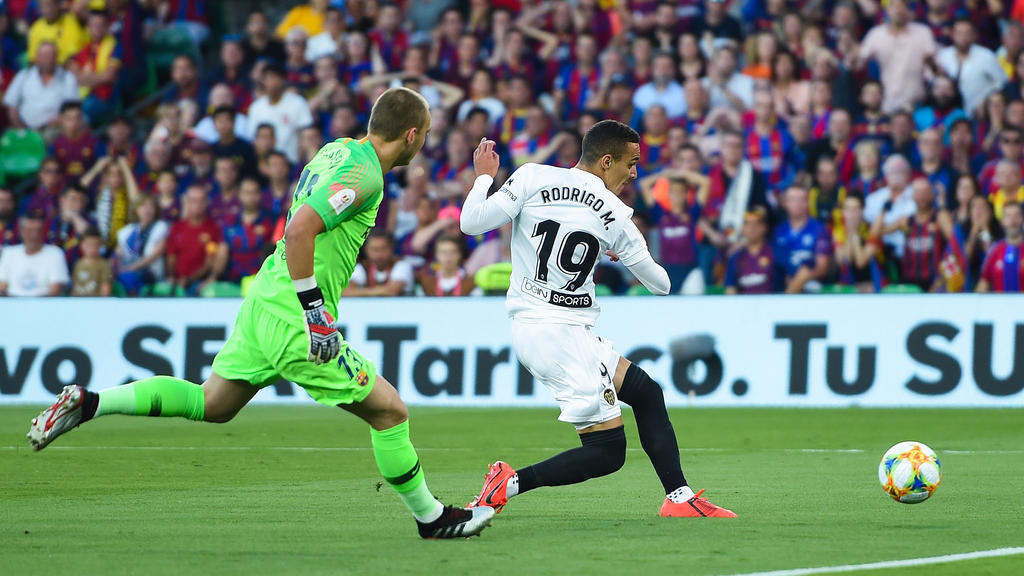 Rodrigo Moreno anota frente al Barça en la final de Copa.