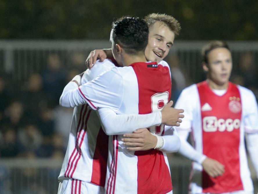 Vaclav Černý omhelst ploeggenoot Abdelhak Nouri. Jong Ajax is veel te sterk voor De Graafschap. Černý is tweemaal trefzeker. (17-10-2016)