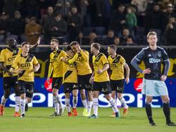 De spelers van NAC Breda komen bij elkaar na weer een doelpunt tegen Jong Ajax. De Brabanders komen via Cyriel Dessers (m.) op een 3-2 voorsprong. (17-03-2017)
