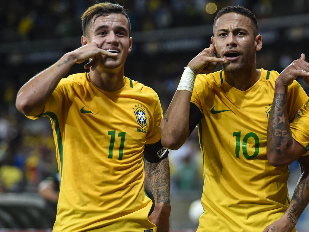 Ob Neymar (r.) bald persönlich zum Telefonhörer greift, um Kollege Coutinho vom Wechsel zu überzeugen?