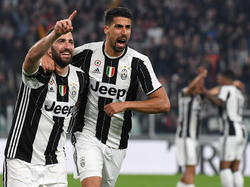 Sami Khedira (re.) ist mit Juventus weiter auf Titelkurs