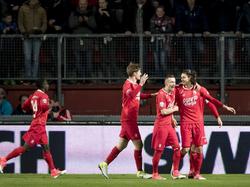Enes Ünal (r.) is weer eens de gevierde man bij FC Twente. Vlak voor tijd maakt hij de 3-0 tegen NEC. (15-04-2017)
